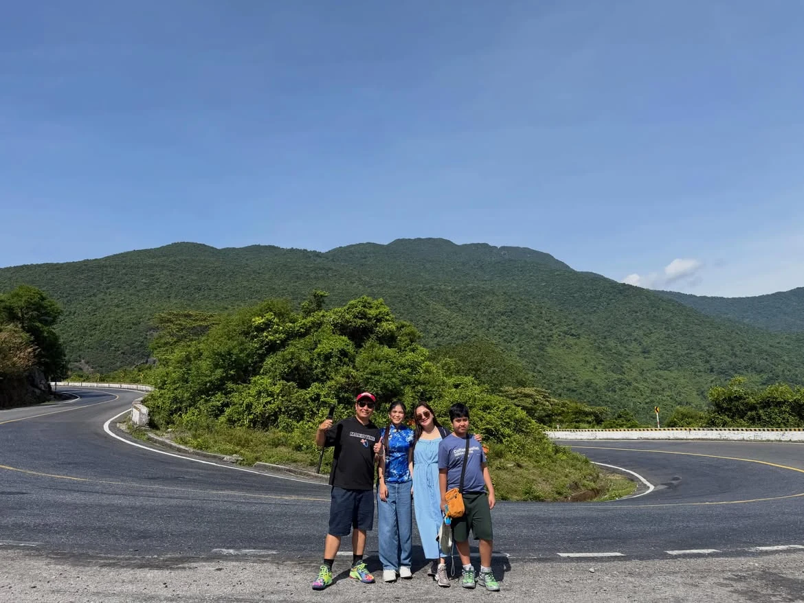 Home 27 Gia đình khách tham quan Đèo Hải Vân cùng Minh Vũ Travel