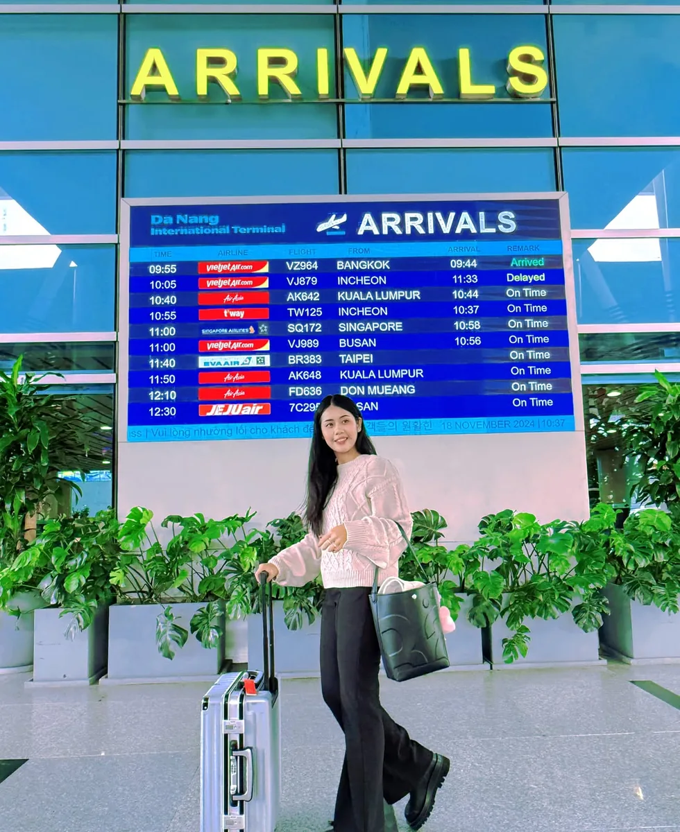 Xe Sân Bay Đà Nẵng Đi Hội An Giá Bao Nhiêu? So Sánh 2026 1 Bảng Arrivals sân bay Quốc tế Đà Nẵng