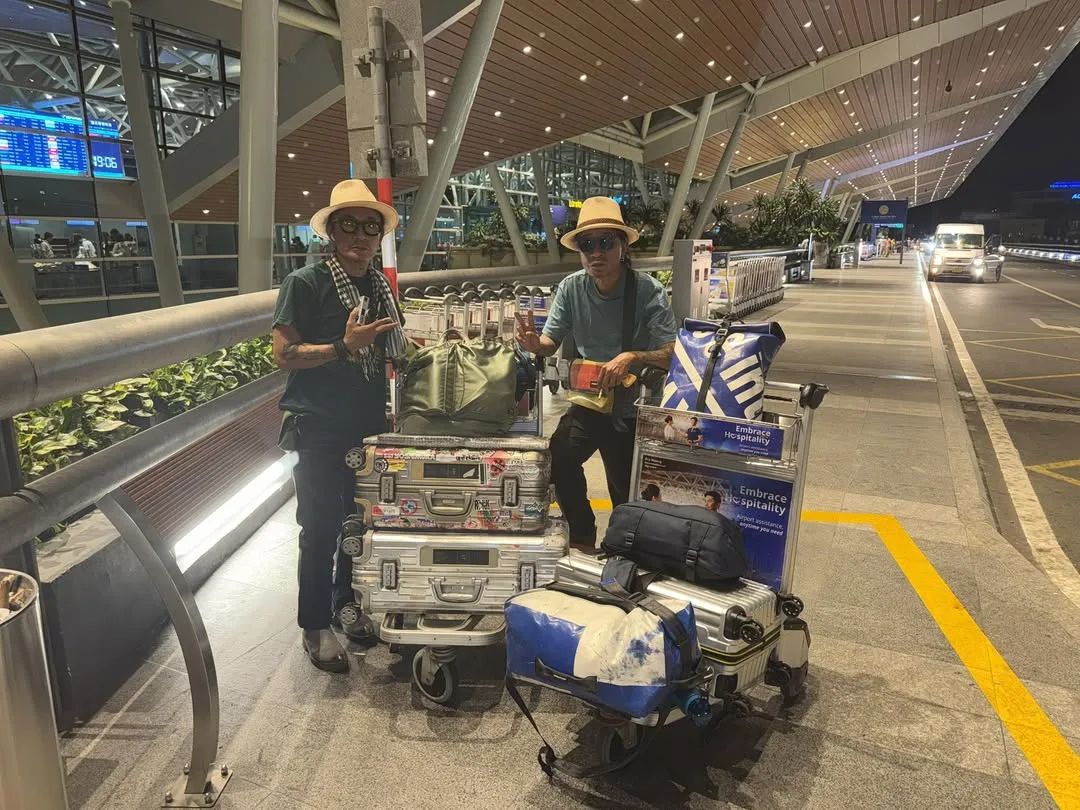 Hai khách với nhiều hành lý tại sân bay Đà Nẵng ban đêm