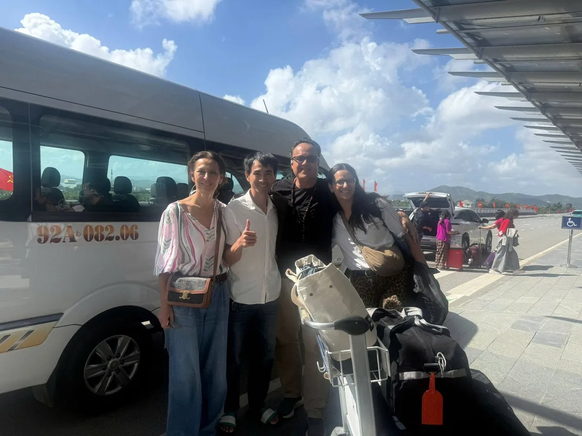 Tài xế Minh Vũ Travel và khách nước ngoài bên xe 16 chỗ tại sân bay