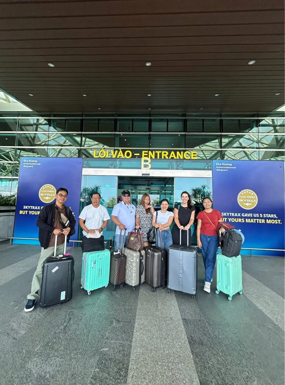 Home 19 Đón đoàn khách tại sân bay Đà Nẵng