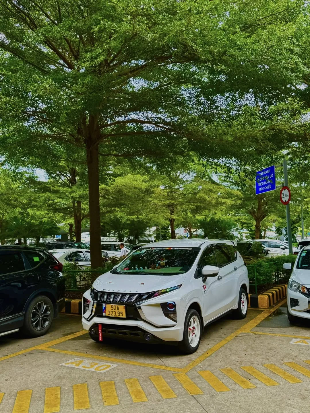 Xe Mitsubishi Xpander Minh Vũ Travel đậu chờ tại bãi xe sân bay Đà Nẵng