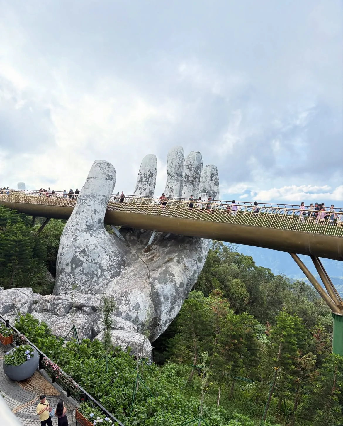 Đi Bà Nà Hills Lúc Mấy Giờ Để Khỏi Chờ Cáp Treo? 1 Cầu Vàng Bà Nà Hills vào buổi sáng với khách tham quan trên cầu