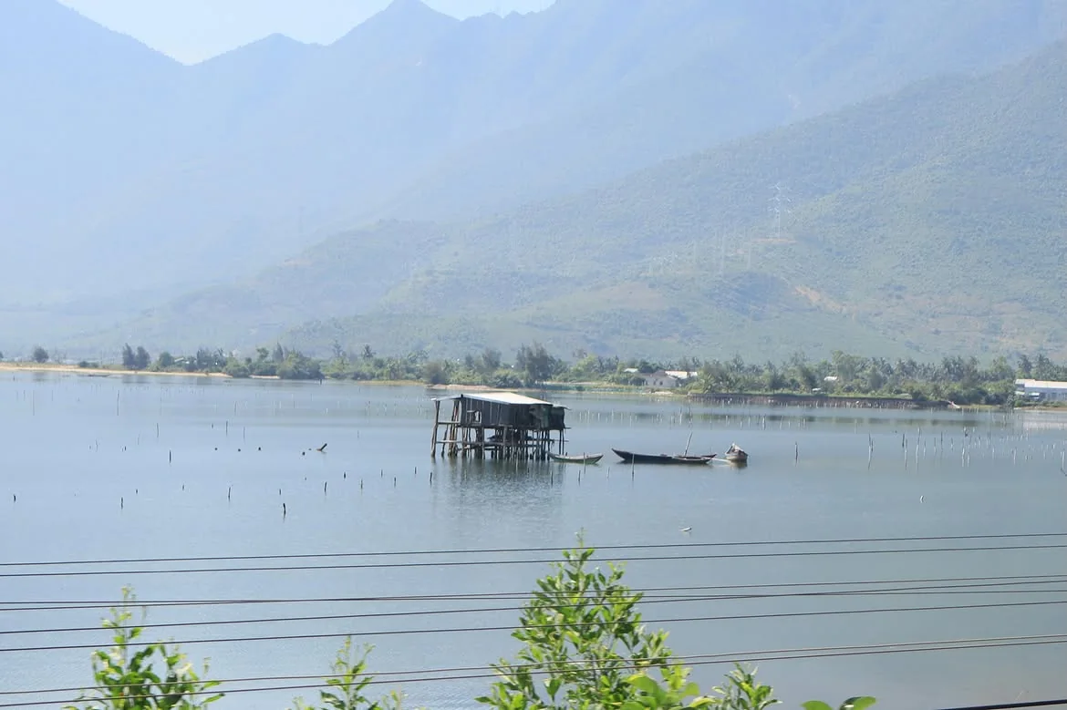 Đi Huế Nên Đi Đèo Hải Vân Hay Đi Hầm? | Minh Vũ Travel 3 Đầm Lập An gần Lăng Cô trên đường đi Huế qua đèo Hải Vân
