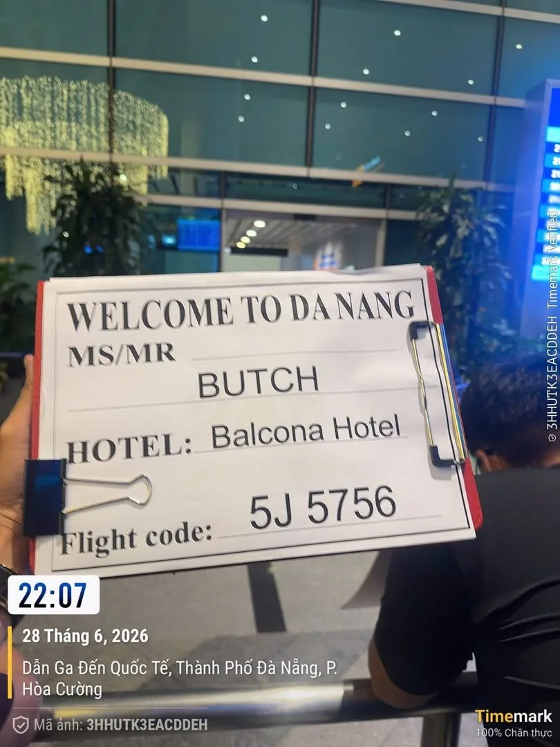 Đón khách sân bay Đà Nẵng ban đêm - Minh Vũ Travel Tài xế Minh Vũ Travel đón khách tại sân bay Đà Nẵng vào buổi tối