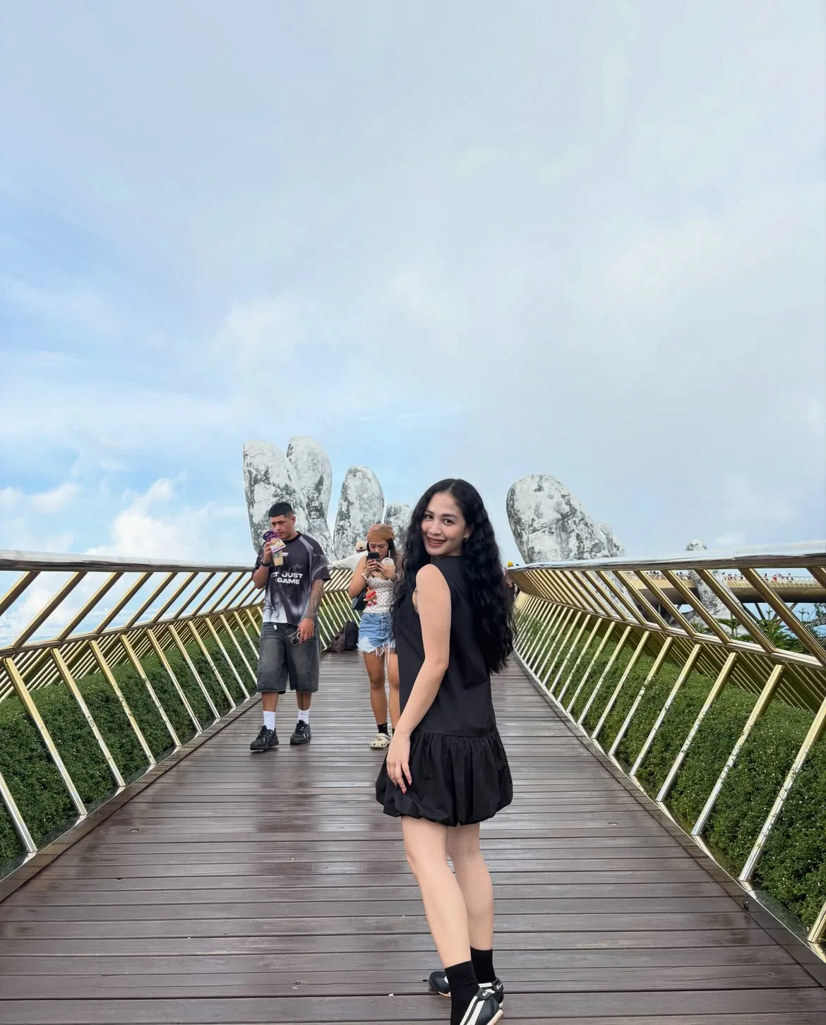 Đi Bà Nà Hills Lúc Mấy Giờ Để Khỏi Chờ Cáp Treo? 4 Du khách tham quan Cầu Vàng Bà Nà Hills vào buổi sáng