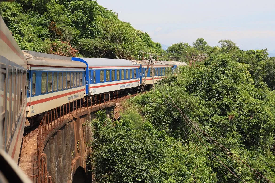Đi Huế Nên Đi Đèo Hải Vân Hay Đi Hầm? | Minh Vũ Travel 4 Đường tàu Đồn Cả trên cung đèo Hải Vân