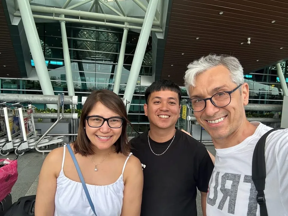 Khách nước ngoài và tài xế Minh Vũ Travel tại sân bay Đà Nẵng Khách nước ngoài chụp ảnh cùng tài xế Minh Vũ Travel tại sân bay Đà Nẵng