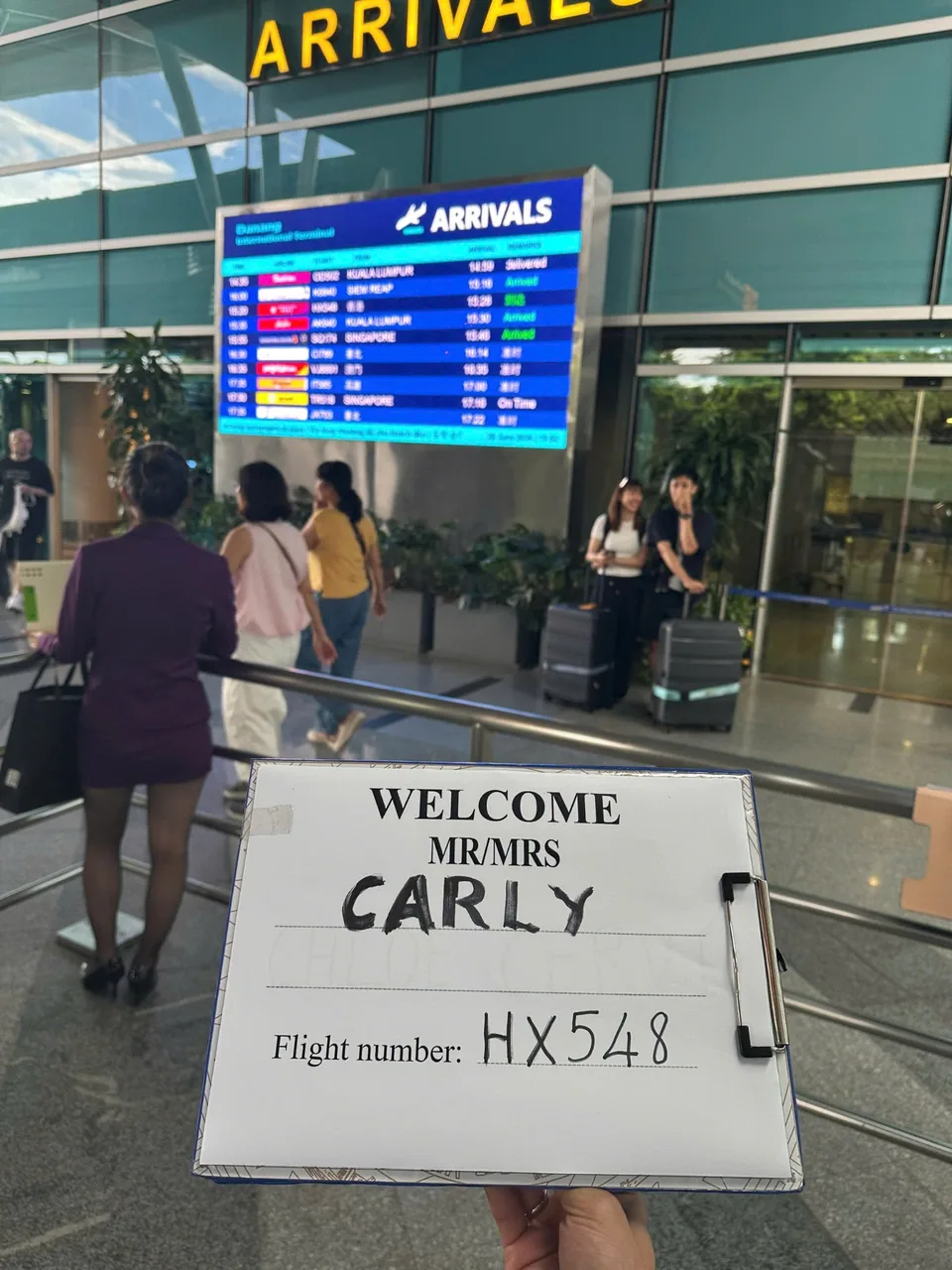 Tài xế cầm biển tên đón khách tại sân bay Đà Nẵng Tài xế Minh Vũ Travel cầm biển tên đón khách tại sảnh đến sân bay Đà Nẵng