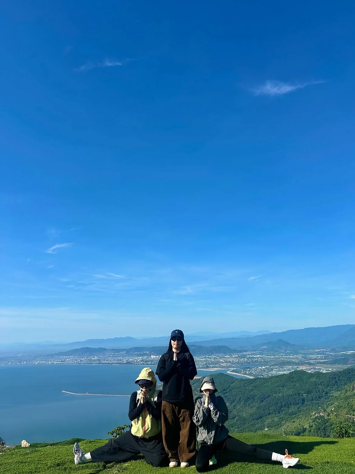 Đi Huế Nên Đi Đèo Hải Vân Hay Đi Hầm? | Minh Vũ Travel 1 View vịnh Lăng Cô nhìn từ đèo Hải Vân trên đường đi Huế